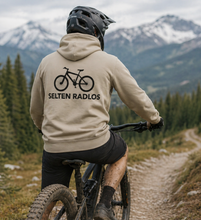 Lade das Bild in den Galerie-Viewer, „MTB-Selten Radlos" (Rückendruck) - Unisex Organic Hoodie