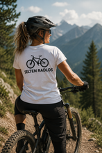 Lade das Bild in den Galerie-Viewer, „MTB - selten radlos“ (Rückendruck) - Unisex T-Shirt