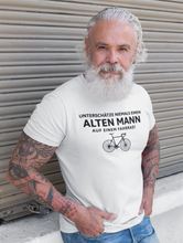 Lade das Bild in den Galerie-Viewer, „Unterschätze niemals einen alten Mann“ - Unisex T-Shirt
