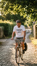 Lade das Bild in den Galerie-Viewer, „Unterschätze niemals einen alten Mann“ - Unisex T-Shirt
