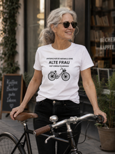 Lade das Bild in den Galerie-Viewer, „Unterschätze niemals eine alte Frau“ - Unisex T-Shirt
