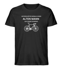 Lade das Bild in den Galerie-Viewer, Größe XXL - „Unterschätze niemals einen alten Mann“ - Unisex T-Shirt in Schwarz

