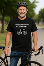 Lade das Bild in den Galerie-Viewer, „Unterschätze niemals einen alten Mann“ -Black Edition- Unisex T-Shirt
