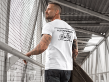 Lade das Bild in den Galerie-Viewer, „Alter Mann“ (Rückendruck) - Unisex T-Shirt
