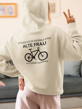 Lade das Bild in den Galerie-Viewer, „Alte Frau (MTB)" (Rückendruck) - Unisex Organic Hoodie
