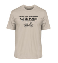 Lade das Bild in den Galerie-Viewer, Größe XXL - „Unterschätze niemals einen alten Mann“ - Unisex T-Shirt in Dessert Dust

