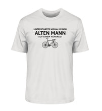 Lade das Bild in den Galerie-Viewer, Größe XXL - „Unterschätze niemals einen alten Mann“ - Unisex T-Shirt in Grau meliert
