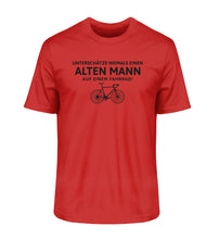 Lade das Bild in den Galerie-Viewer, Größe L - „Unterschätze niemals einen alten Mann“ - Unisex T-Shirt in Rot
