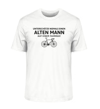 Lade das Bild in den Galerie-Viewer, Größe 3XL - „Unterschätze niemals einen alten Mann“ - Unisex T-Shirt in Weiß
