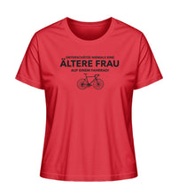 Lade das Bild in den Galerie-Viewer, Größe M - „Ältere Frau" - Frauen Premium T-Shirt in Rot
