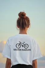 Lade das Bild in den Galerie-Viewer, „MTB - selten radlos“ (Rückendruck) - Unisex T-Shirt
