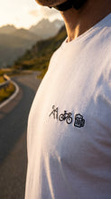 Lade das Bild in den Galerie-Viewer, Größe XL - „Berg, Rad, Bier“ (Stick) - Unisex T-Shirt in Weiß
