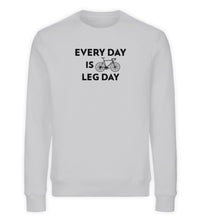 Lade das Bild in den Galerie-Viewer, Größe M - „Every day is leg day“ - Unisex Sweatshirt in Grau
